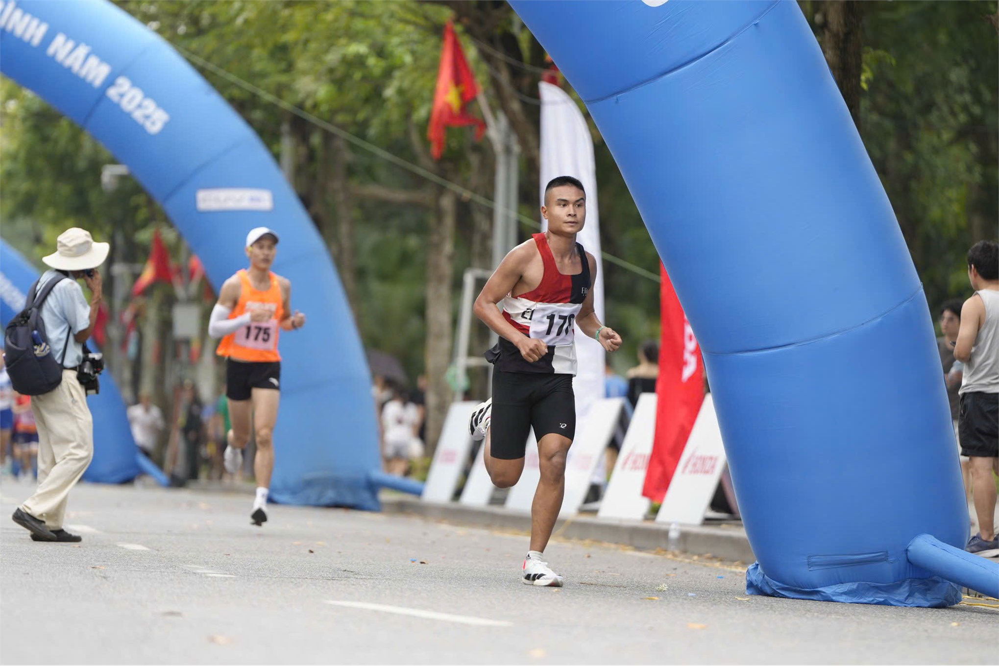 Sinh viên Trung tâm Công nghệ Ô tô và Đào tạo Lái đạt giải 4 Giải Chạy Báo Hà Nội Mới 2025