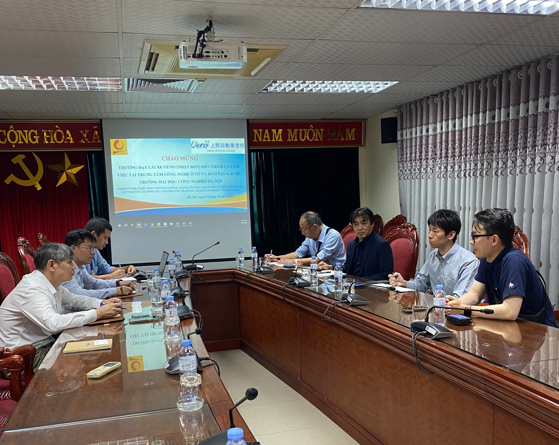 Trung tâm Công nghệ ô tô và Đào tạo lái xe (HaUI) làm việc với Trường dạy lái Ueno (Nhật Bản)