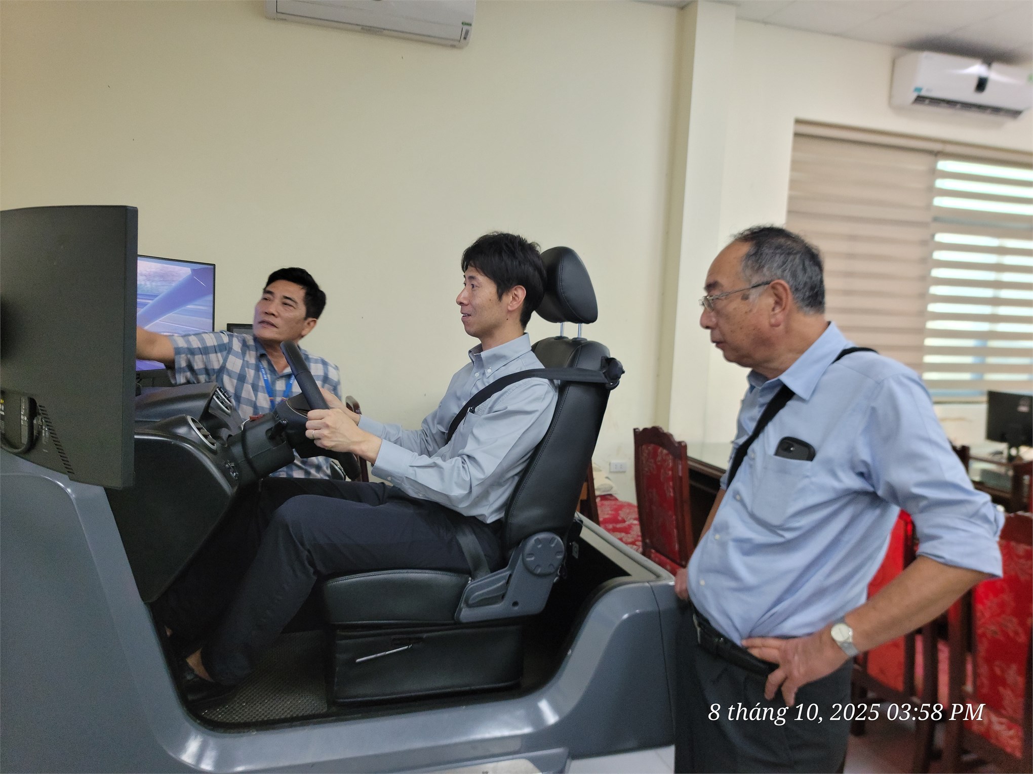Trung tâm Công nghệ ô tô và Đào tạo lái xe (HaUI) làm việc với Trường dạy lái Ueno (Nhật Bản)