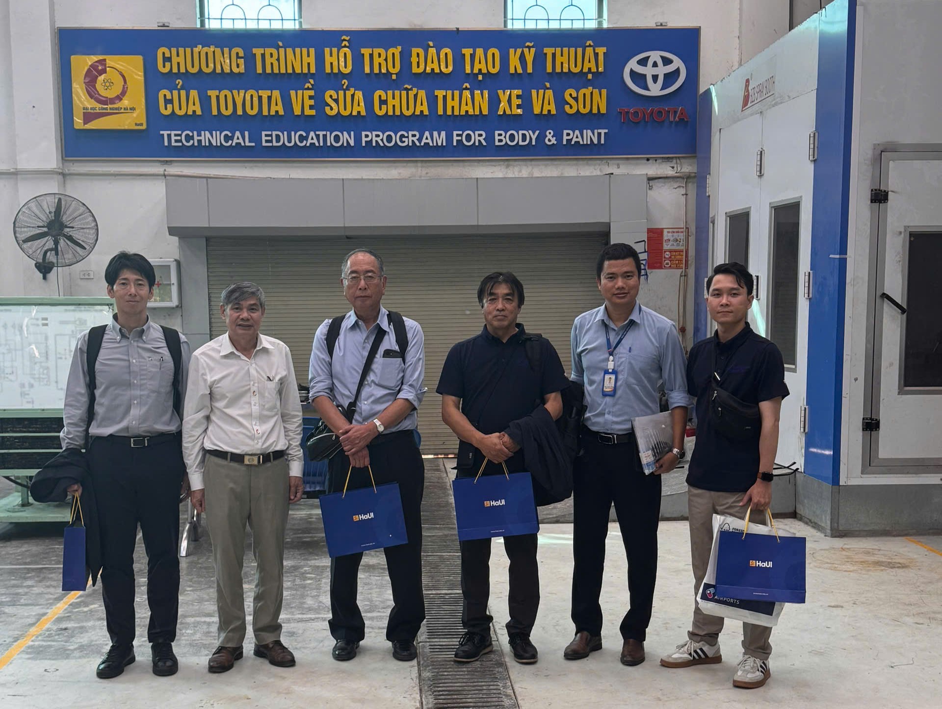 Trung tâm Công nghệ ô tô và Đào tạo lái xe (HaUI) làm việc với Trường dạy lái Ueno (Nhật Bản)