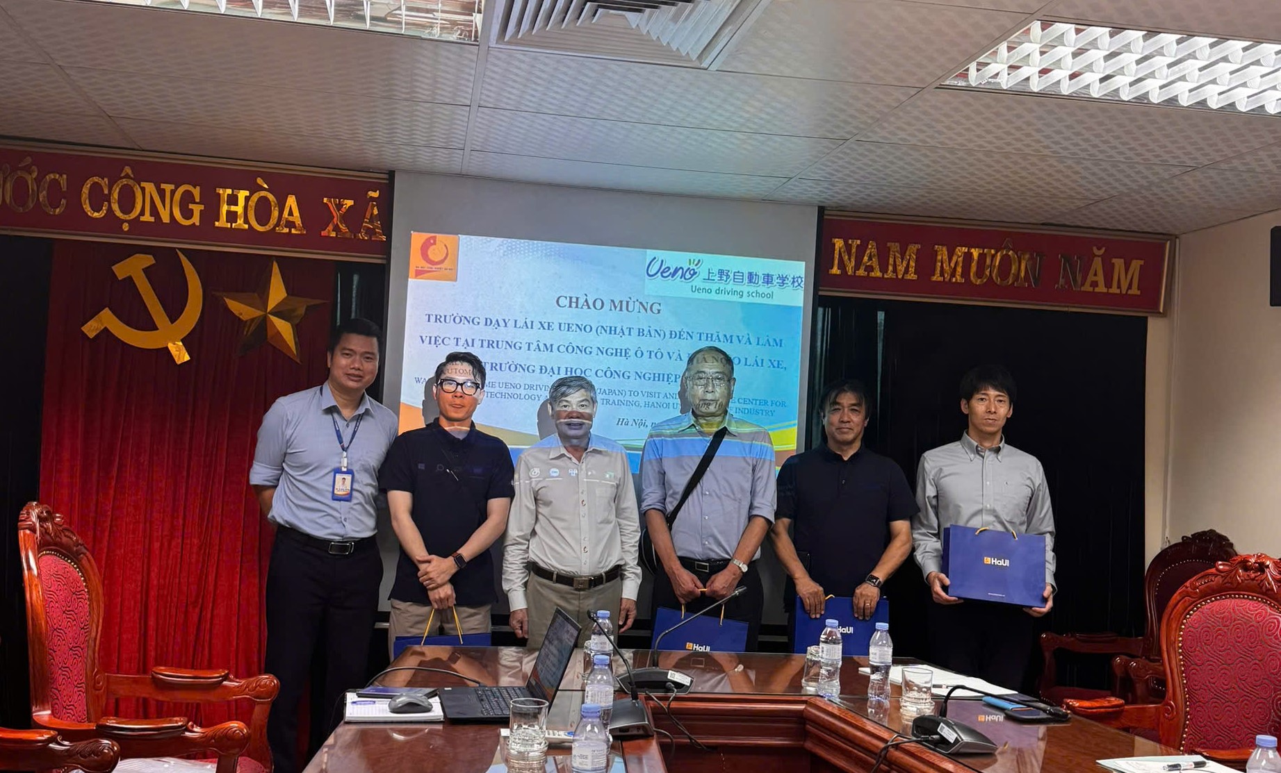 Trung tâm Công nghệ ô tô và Đào tạo lái xe (HaUI) làm việc với Trường dạy lái Ueno (Nhật Bản)