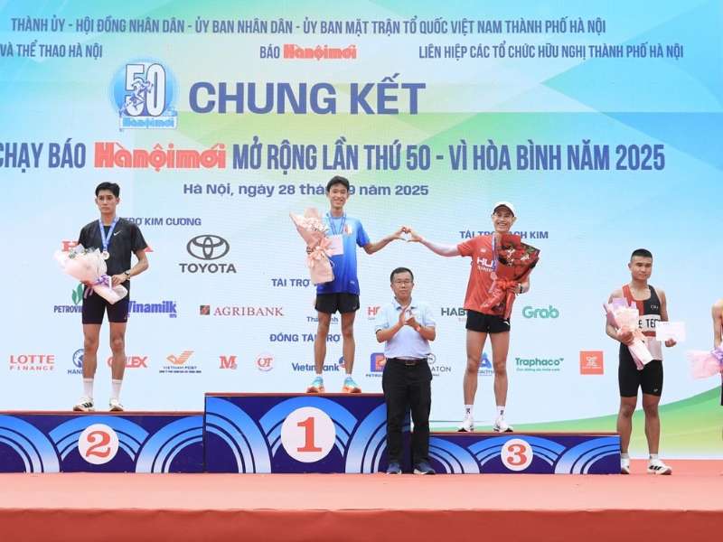 Sinh viên Trung tâm Công nghệ Ô tô và Đào tạo lái xe đạt hạng 4 Giải Chạy Báo Hà Nội Mới 2025